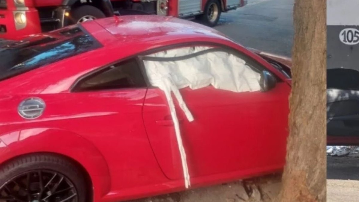 O veículo parcialmente destruído, com airbag acionado O veículo parcialmente destruído, com airbag acionado