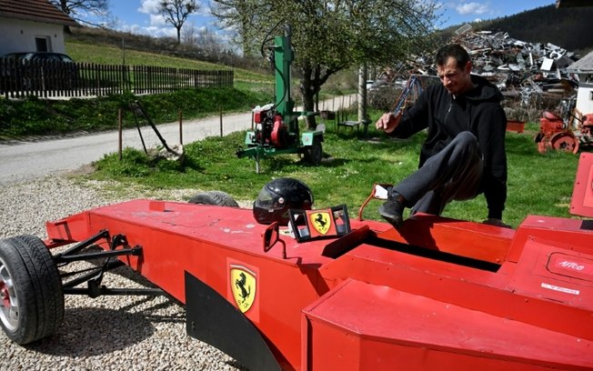 O mecânico bósnio Himzo Beganovic comprou uma réplica do carro vermelho da Ferrari de outro fanático por Fórmula 1 na capital Sarajevo no ano passado