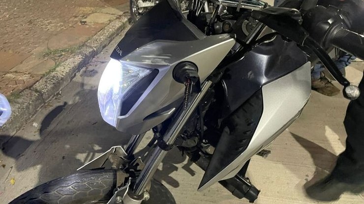 Motoboy sofre acidente ao atropelar cachorro na Avenida São Carlos