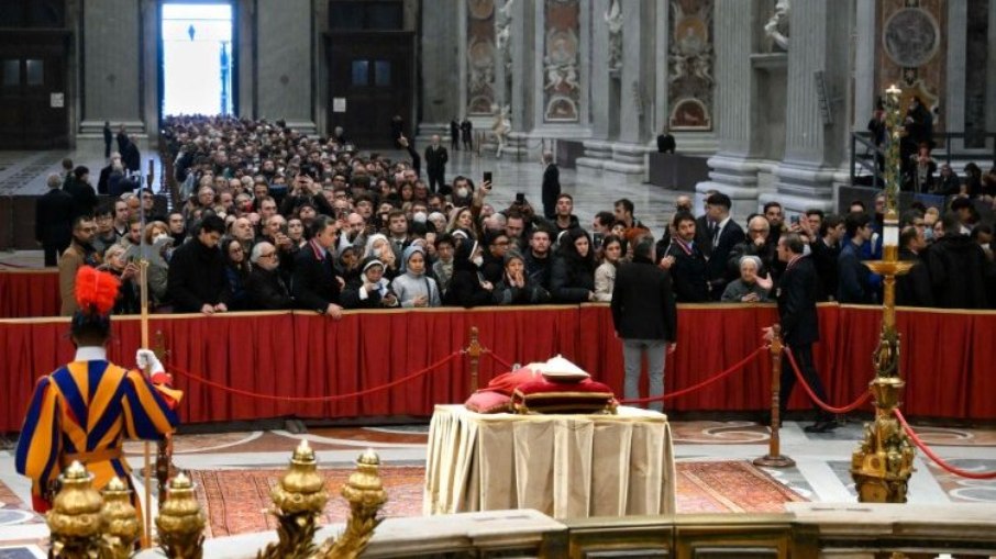 Fiéis se despedem do papa Bento XVI