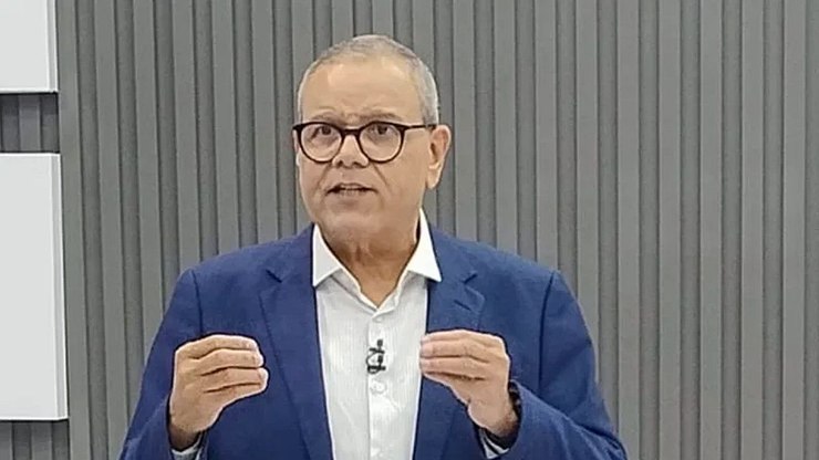Apresentador do SBT passa mal durante jornal e descobre AVC