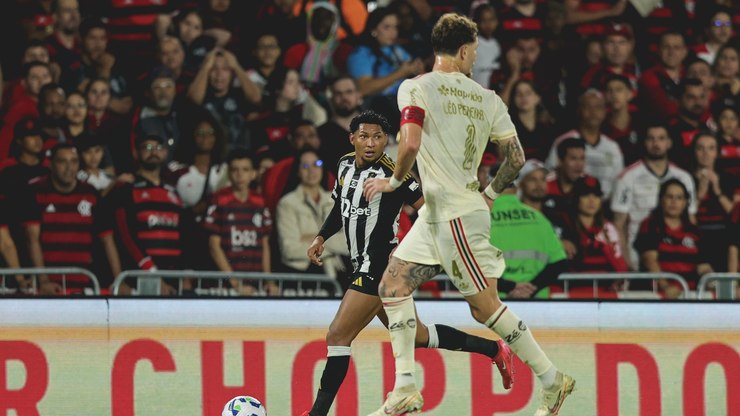 Léo Pereira vacila, Atlético aproveita e bate Flamengo no Maraca
