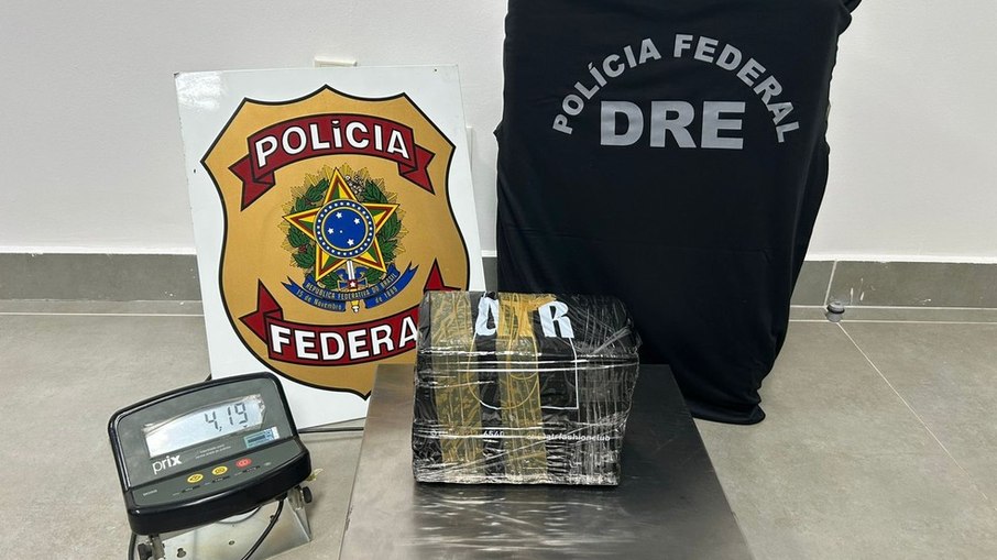 O passageiro tentava embarcar com 4,1 kg de cocaína na mala.