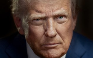Novo retrato oficial de Donald Trump é divulgado pela Casa Branca