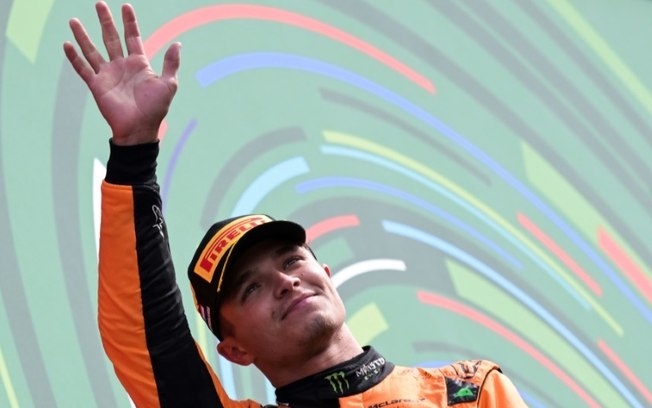 O piloto da McLaren, Lando Norris, comemora sua vitória no Grande Prêmio da Holanda de F1  no circuito de Zandvoort, em 25 de agosto de 2024.