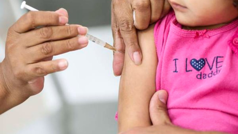 Os pais precisam comprovar que seus filhos estão com o esquema vacinal em dia