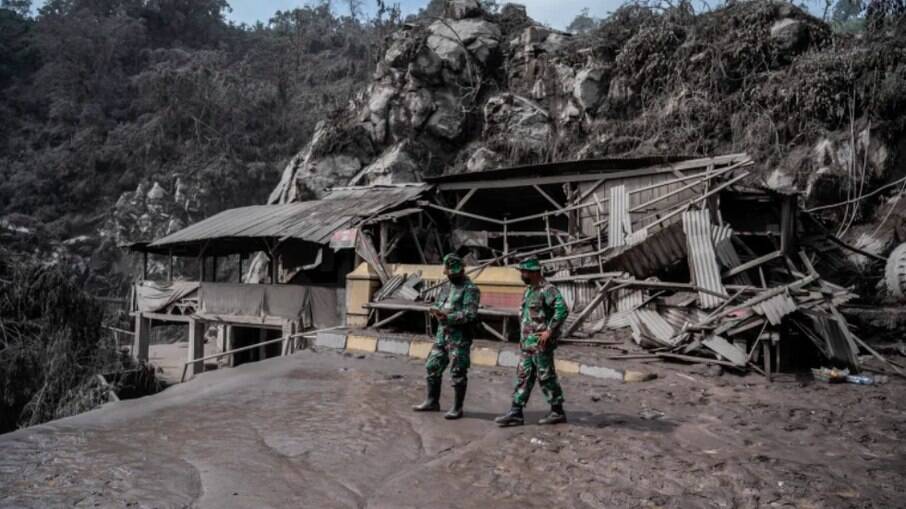 Número de mortos por erupção de vulcão na Indonésia sobe para 30