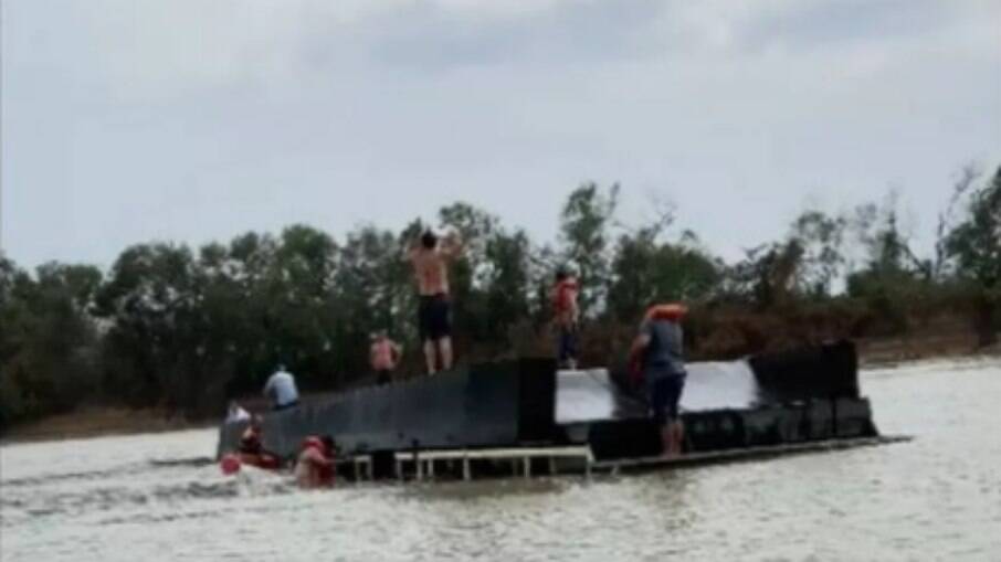Barco com turistas naufraga no Pantanal