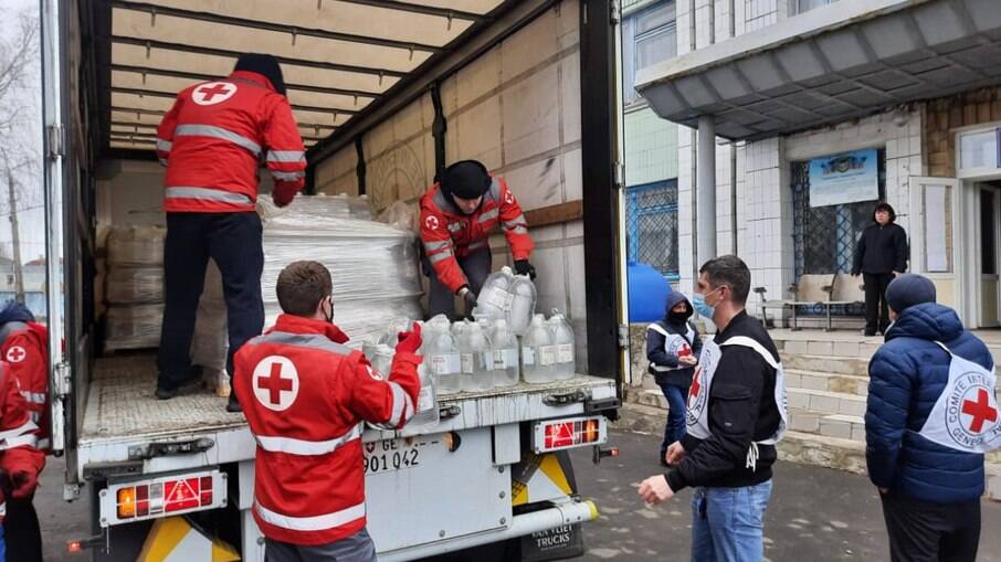 Equipes da CICV e da Cruz Vermelha ucraniana realizam uma distribuição de água em Olenovka