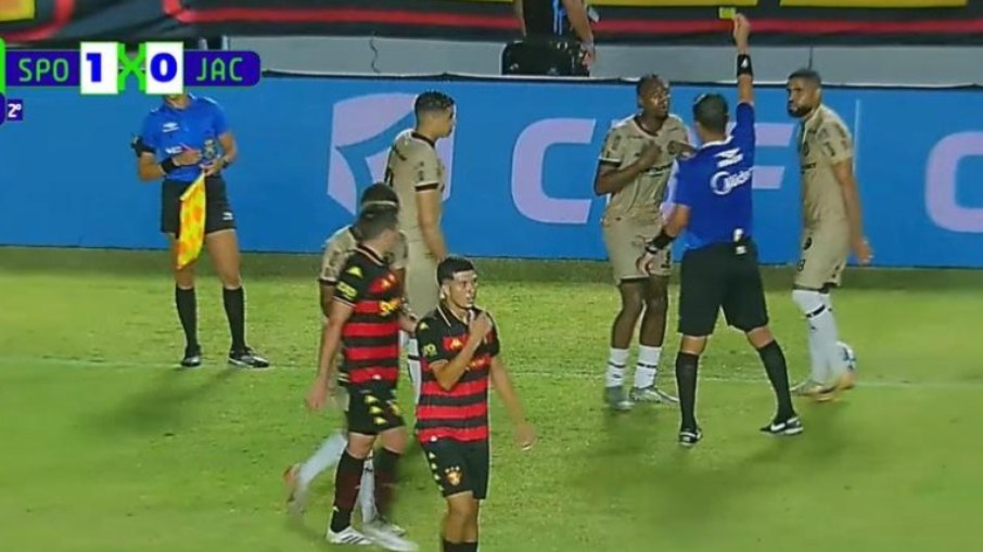 Jogador da Jacuipense leva dois amarelos, mas se livra de expulsão