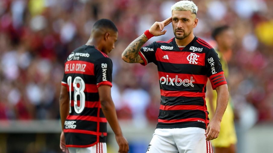 Arrascaeta e De La Cruz são os favoritos para assumir a camisa 10 do Flamengo