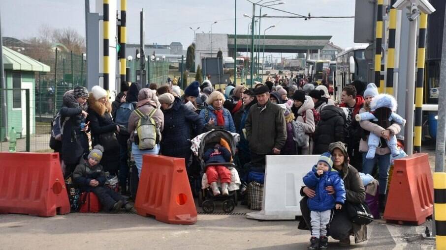 Refugiados vindos da Ucrânia entram na Polônia pela fronteira de Medyka