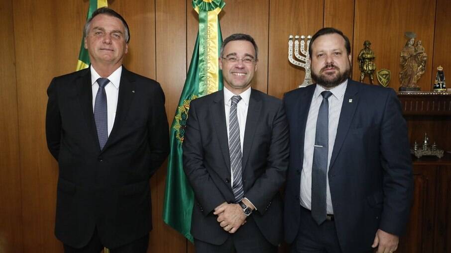 Bolsonaro ao lado de André Mendonça, ministro do STF, e Célio Faria Júnior