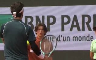 Roland Garros: tenista chuta bolinha no peito de juíza; assista