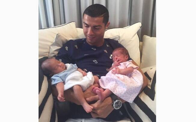 Cristiano Ronaldo com seus filhos gêmeos, que nasceram de barriga de aluguel