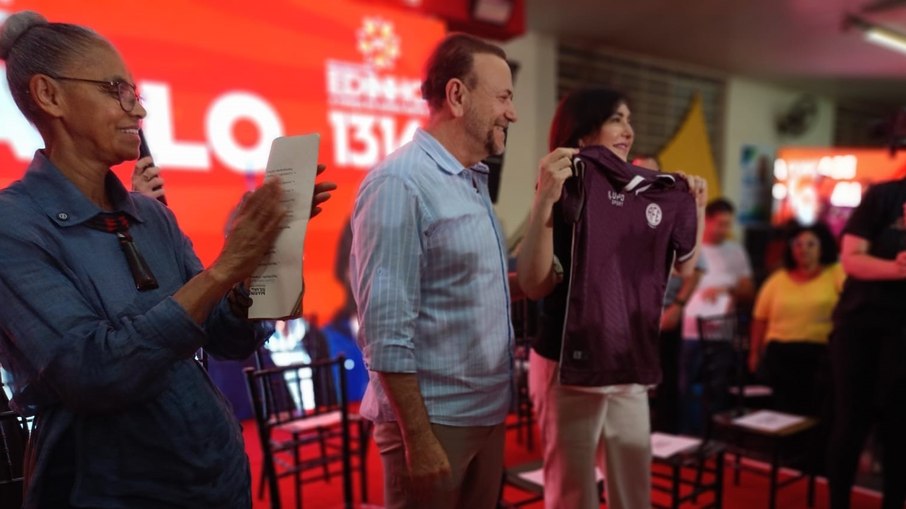 Simone mostra camisa da equipe feminina da Ferroviária que ganhou de Edinho Silva; Marina também foi presenteada
