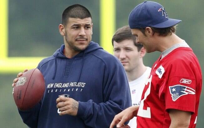 Aaron Hernandez (esquerda) foi companheiro de Tom Brady (direita) na NFL entre 2010 e 2012