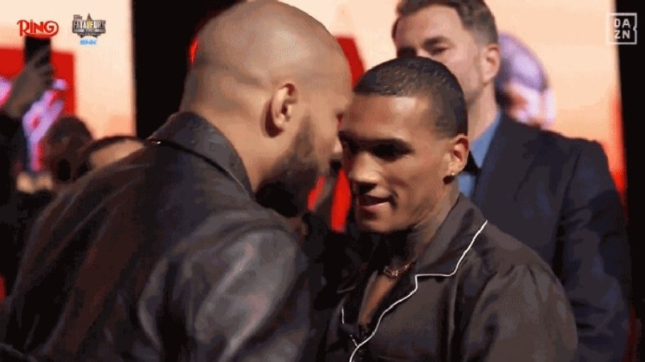 Chris Eubank Jr. atinge Conor Benn com um ovo e causa confusão antes da luta Chris Eubank Jr. atinge Conor Benn com um ovo e causa confusão antes da luta