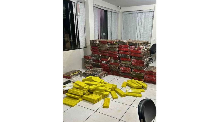 Apreensão de 1.408 quilos de maconha em fardos e tijolos avulsos durante operação policial contra quadrilha de Neymar do PCC em Piraju, interior de São Paulo, em agosto de 2024 Apreensão de 1.408 quilos de maconha em fardos e tijolos avulsos durante operação policial contra quadrilha de Neymar do PCC em Piraju, interior de São Paulo, em agosto de 2024