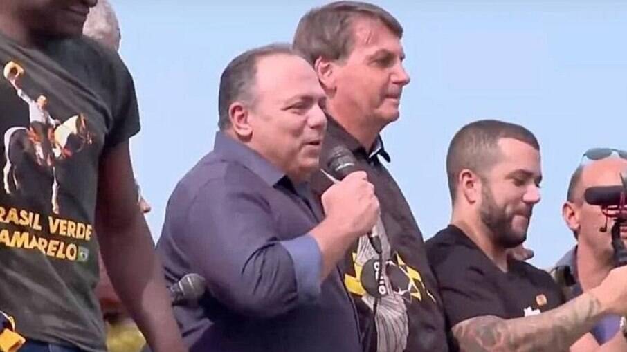 General da ativa, Pazuello foi a uma manifestação política junto ao presidente Jair Bolsonaro; Atitude é proibída pelas Forças Armadas