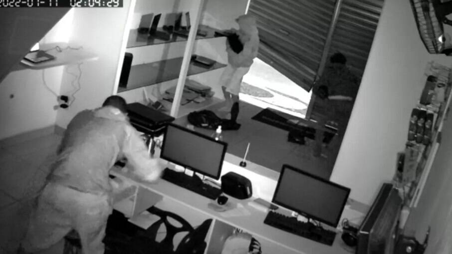 Imagens da câmera de segurança do local registraram toda a ação dos criminosos que durou pouco mais de três minutos.