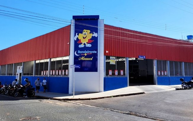 Supermercado Bandeirante realiza comemoração de aniversário de três anos com shows, bolo, brinquedos e brindes na Praça da Matriz Supermercado Bandeirante realiza comemoração de aniversário de três anos com shows, bolo, brinquedos e brindes na Praça da Matriz