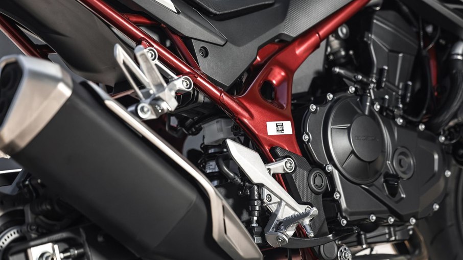 Motor bicilíndrico de 755 cc entrega 69,3 cv e 7,04 kgf.m, com cinco modos de pilotagem