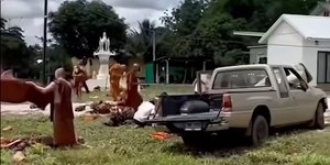 Nove monges budistas morrem após menino de 11 anos bater picape