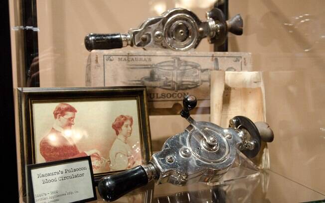 Esse modelo de vibrador foi comercializado entre 1880 e 1920, com a promessa de promover mais saúde, vigor e beleza