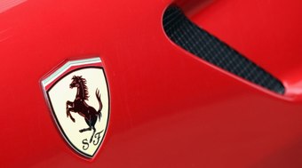 Ferrari faz homenagem a si mesma em pintura com tons de azul