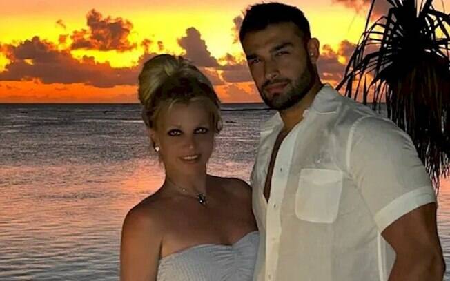 Britney Spears marca casamento com Sam Ashgari e não revela data