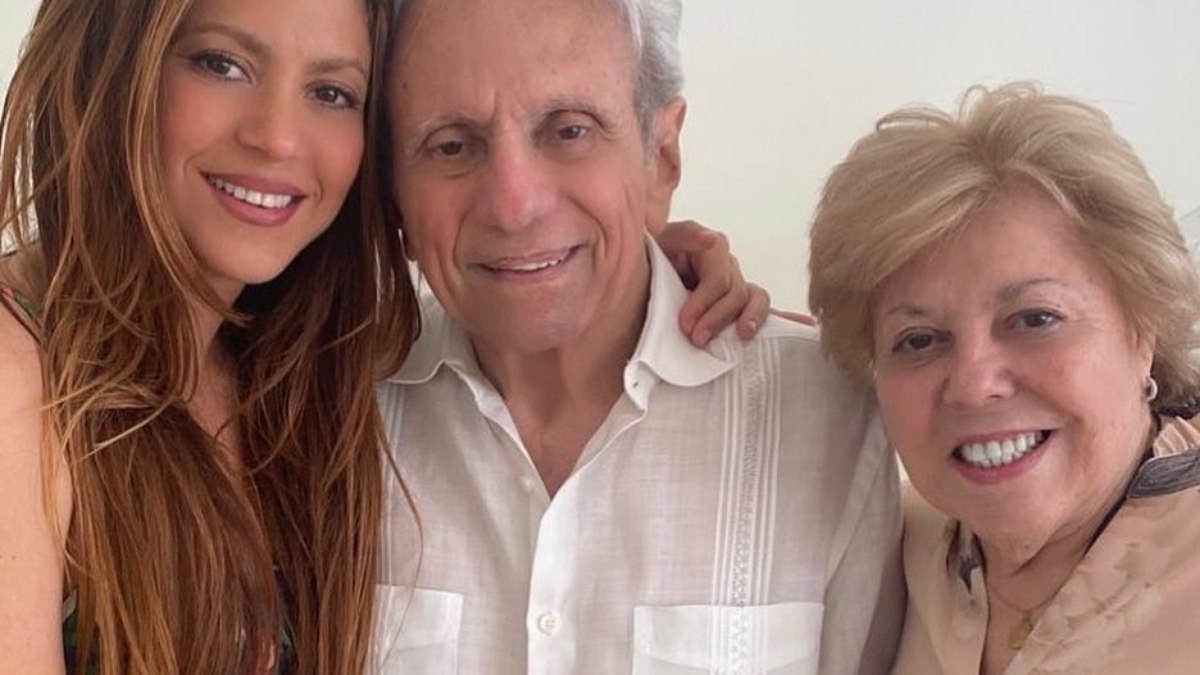 Shakira posa ao lado de seus pais, William Mebarack e Nidia Ripoll