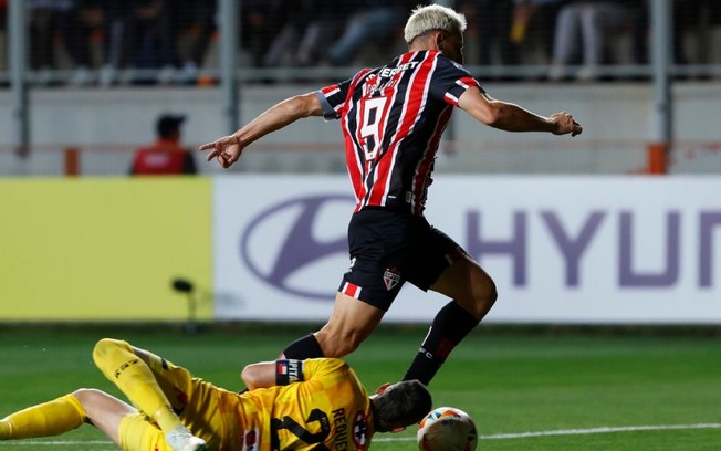 Calleri vira preocupação no São Paulo após sentir a panturrilha