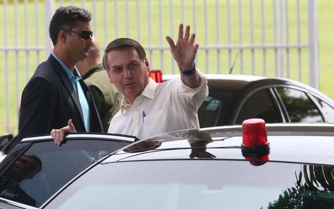 Em conversa com apoiadores, Jair Bolsonaro disse que auxílio emergencial 