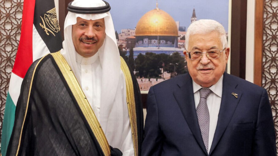 Presidente da AP, Mahmoud Abbas (R), recebendo as credenciais do embaixador da Arábia Saudita na Palestina, Nayef al-Sudairi, no escritório do primeiro em Ramallah, na Cisjordânia.
