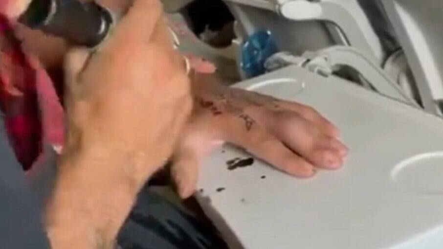Homem fazia tatuagem na própria mão durante voo