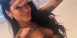 Pocah posa de biquíni em praia do Rio e provoca: 'O que tu quer'