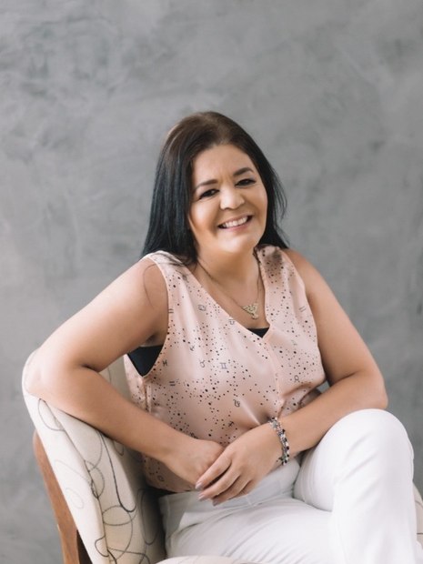 mulher sentada em cadeira