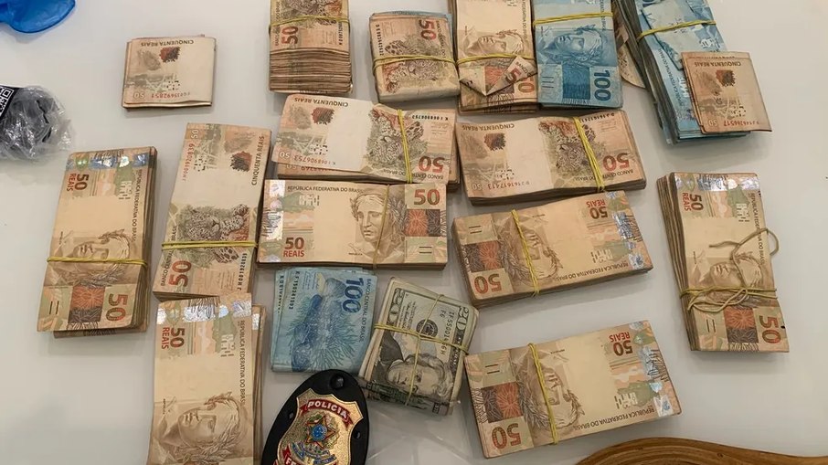 Dinheiro que foi encontrado dentro da casa de Fábio Gentil, segundo a Polícia Federal 