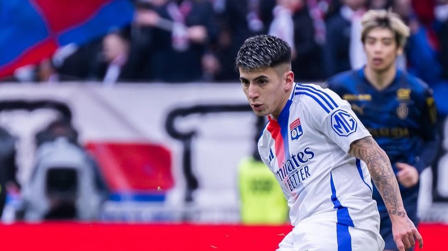 Thiago Almada em ação pelo Lyon