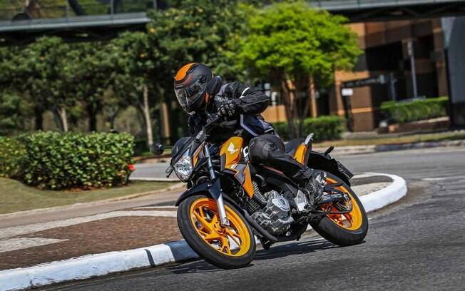 Honda CB Twister da linha 2019 passa a ser oferecida na nova cor laranja, que combina com o apelo esportivo da moto