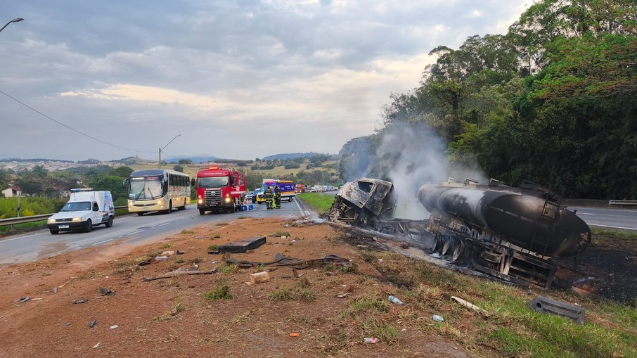 Acidente deixa um morto na Fernão Dias (BR-381) Acidente deixa um morto na Fernão Dias (BR-381)