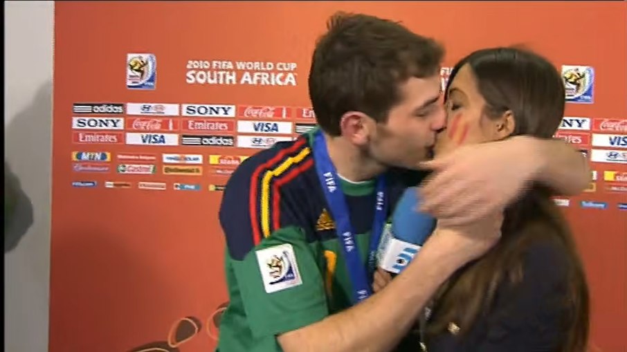 Iker Casillas beijando Sara Carbonero, sua namorada, após a final da Copa de 2010 Iker Casillas beijando Sara Carbonero, sua namorada, após a final da Copa de 2010