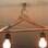 Não tem um lustre em casa, mas tem um cabide sobrando? Pode apostar em uma gambiarra como essa. Só não sabemos o quão segurou ficou essa instalação. Foto: Reprodução/Internet
