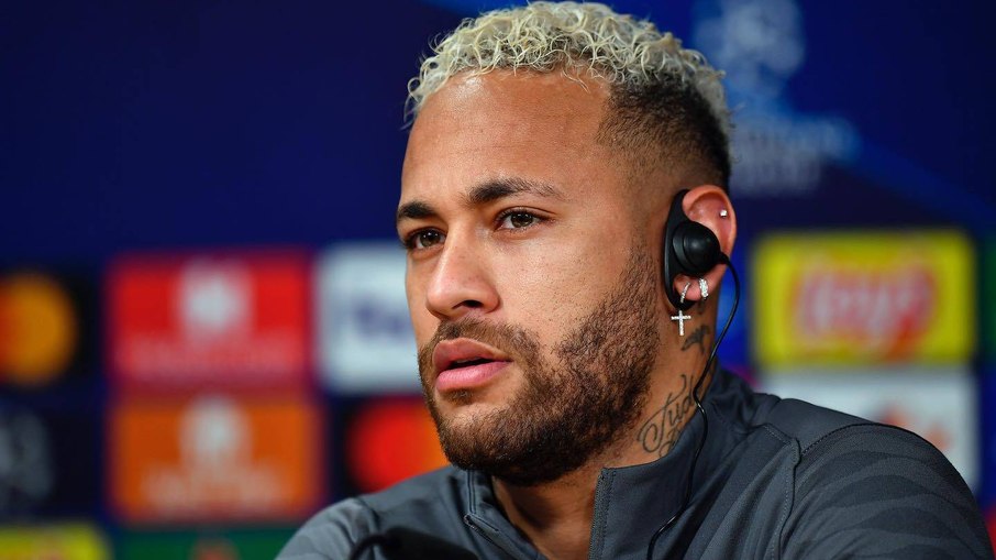 Neymar se pronunciou após seu avião fazer pouso de emergência