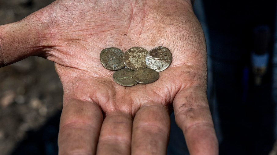 Moedas datavam de cerca de 98 e 192 d.C, ainda mais antigas que o resto do tesouro Moedas datavam de cerca de 98 e 192 d.C, ainda mais antigas que o resto do tesouro