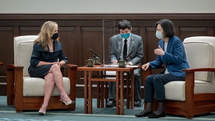 Senadora dos Estados Unidos Marsha Blackburn (à esq.) e presidente de Taiwan, Tsai Ing-wen (à dir.).