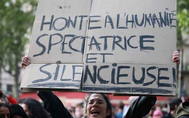 Manifestantes convocados pela organização France Palestine Solidarité em Paris protestam contra os bombardeios israelenses em Rafah, em 27 de maio de 2024