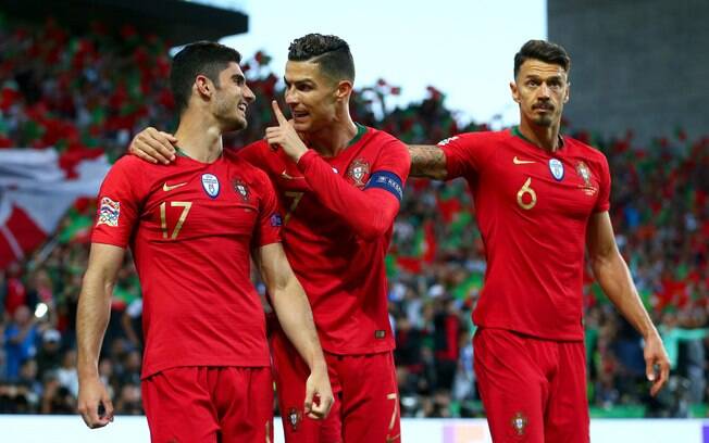 Jogadores de Portugal comemoram gol de Gonçalo Guedes na final contra a Holanda