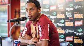 Atlético parcela dívida milionária com Ronaldinho
